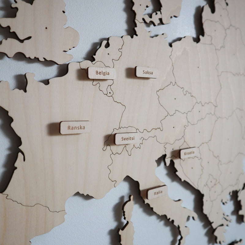 Holzkarte von Europa mit Stecknadeln