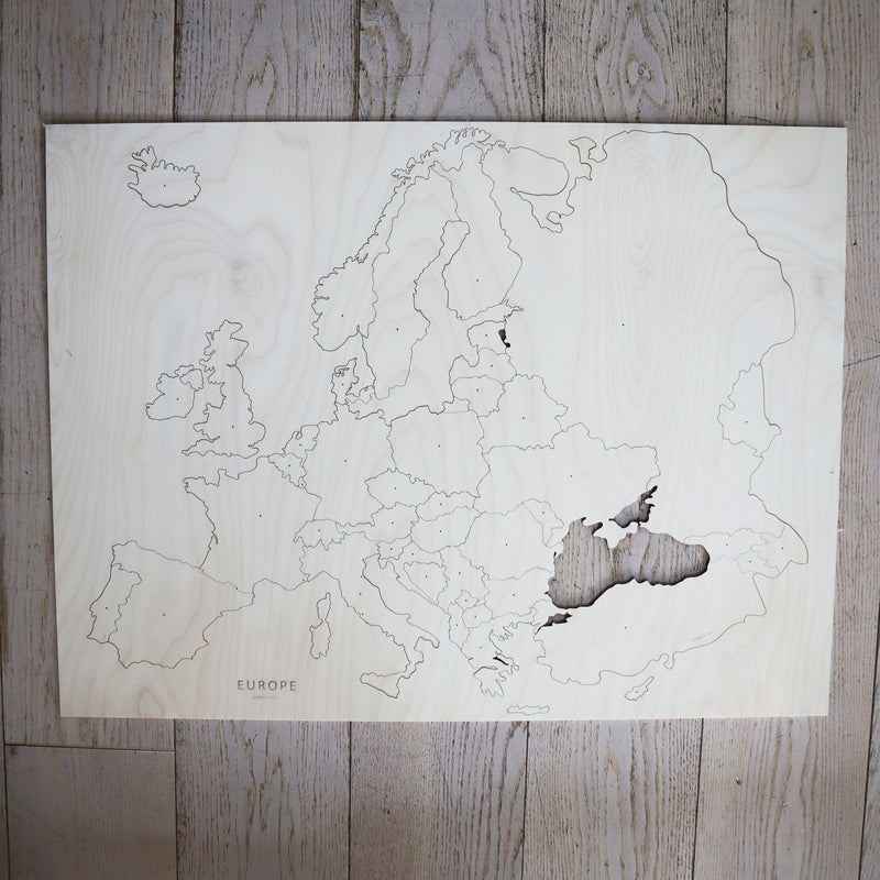 Carte en bois de l'Europe avec épingles