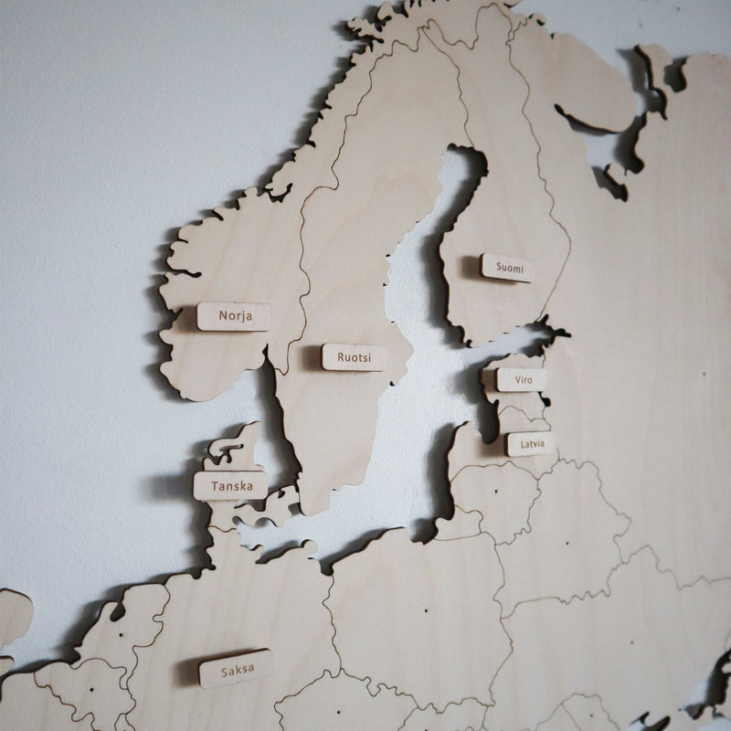 Holzkarte von Europa mit Stecknadeln