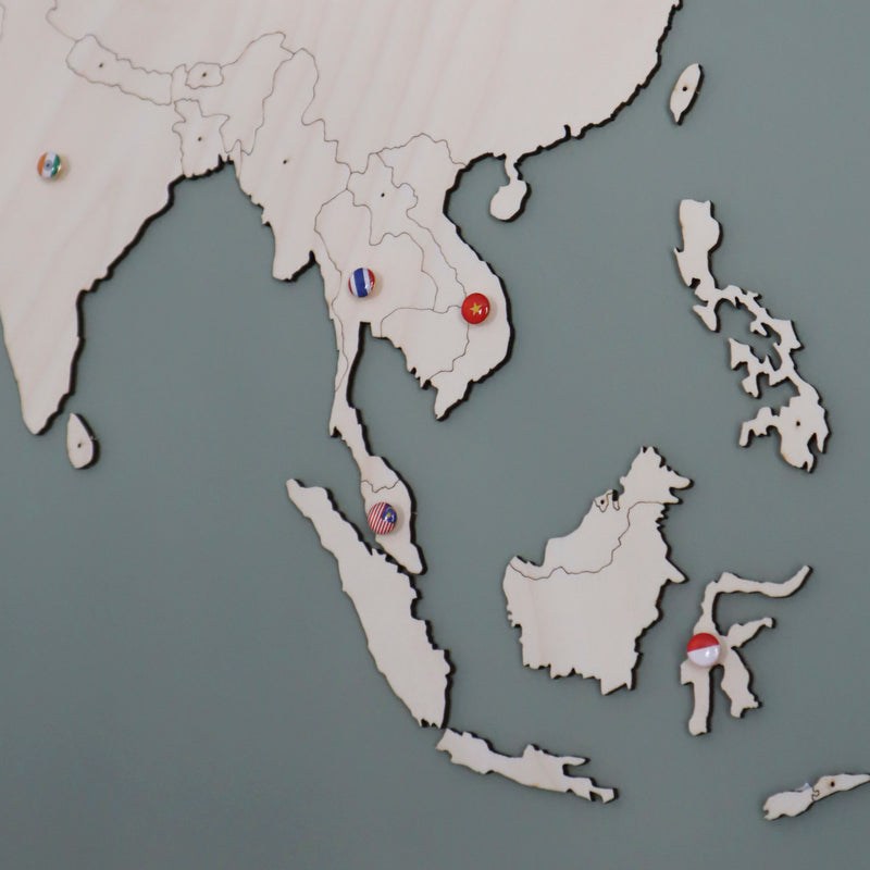 Carte du monde en bois XL avec pin's drapeau