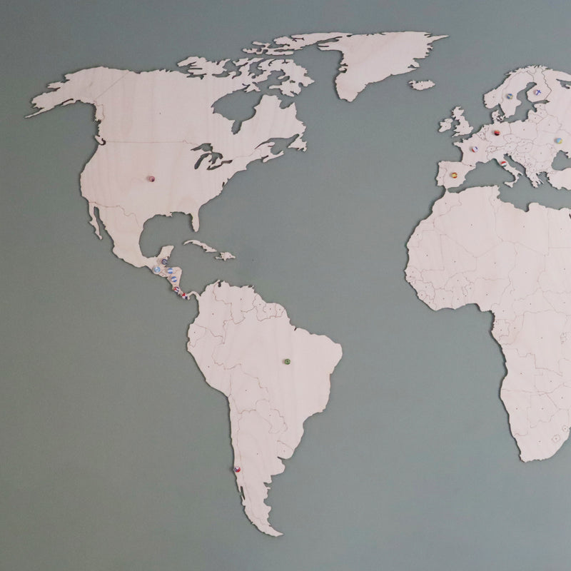 Carte du monde en bois XL avec pin's drapeau